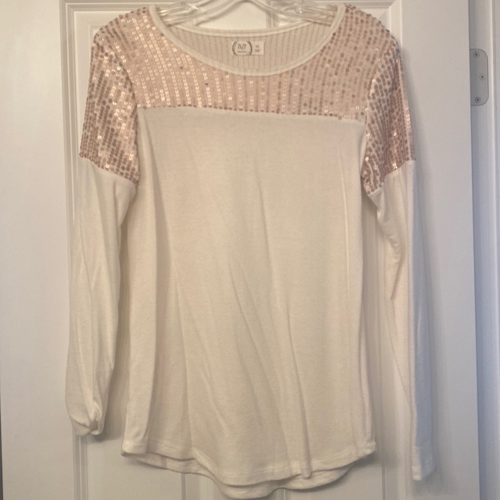 Maurices size XS white shirt with gold sequins, excellent condition